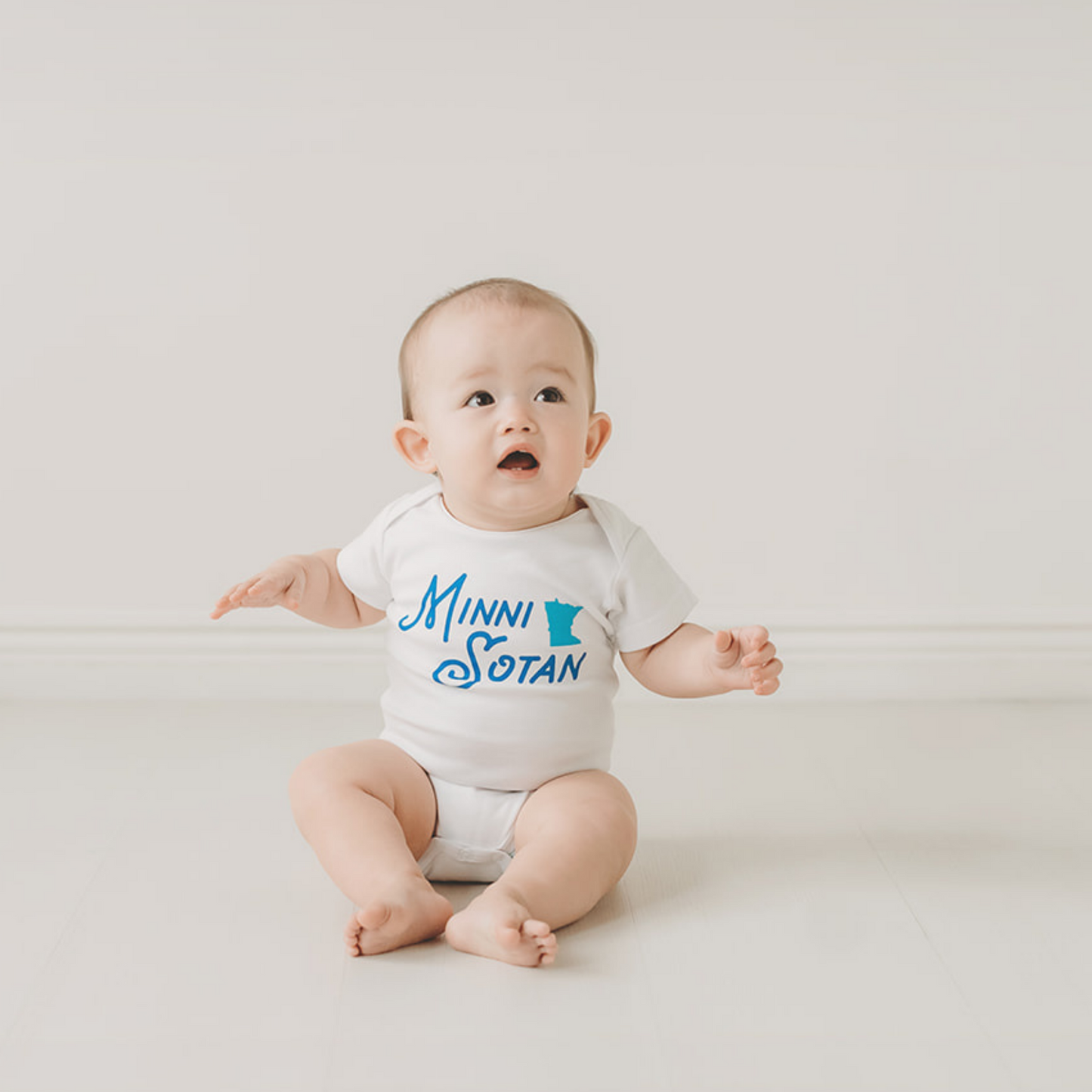 Minni-Sotan Baby Bodysuit